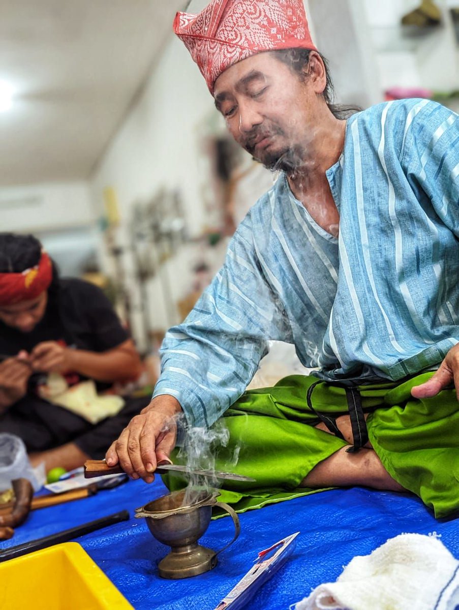 Hapuskan segala sangsi terhadap dunia leluhurmu sendiri. Saat genta purba menyeru agar sedar diri keindahan rahsia Melayu yang tak terungkai dek laluan masa.

::: Dalam bahasa mudah - cuci/mandi keris persis kau mencuci kenderaanmu dari segala kotor dan danur, itu sahaja.