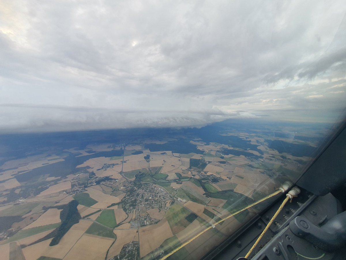 aCloudyMind's tweet photo. Cellules orageuses sur ORY et CDG ce week-end du 15 août. 
Gestion de l'attente de premier ordre par nos collègues contrôleurs, avec une communication claire et facilitante. 
Merci à elles et à eux! ✈️🙏 #ORY #ATC @ValYV88 https://t.co/uhA4VHG4dm