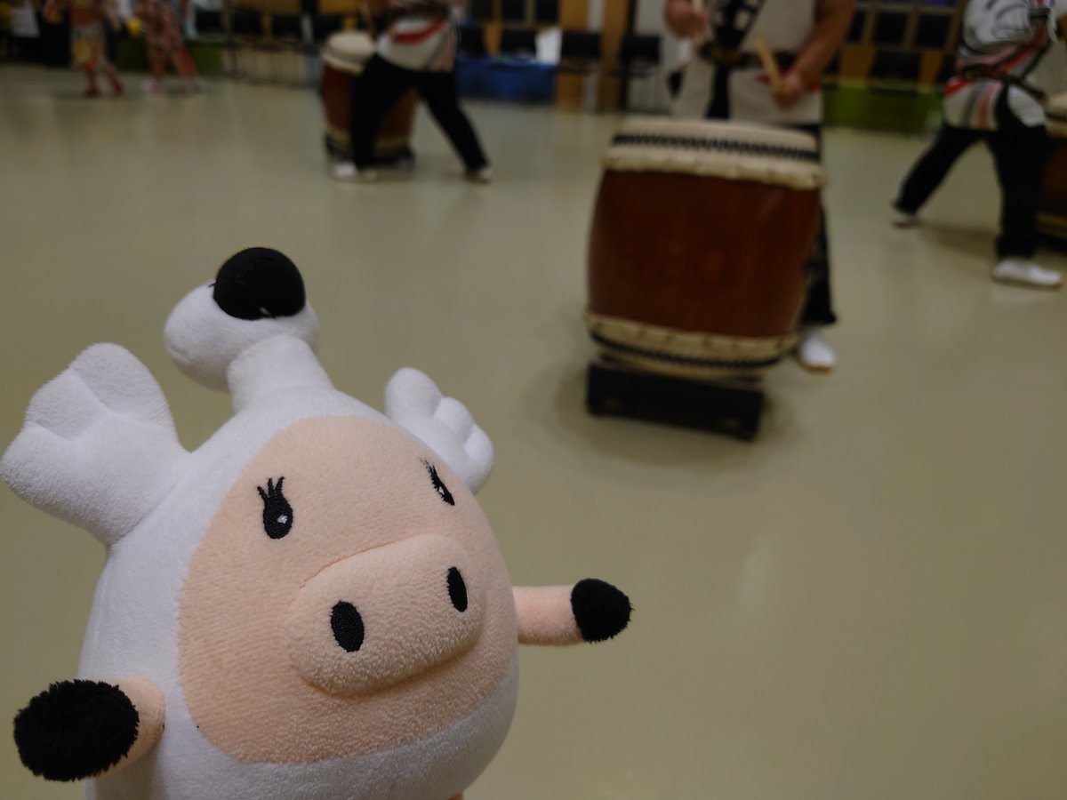hamaton_town's tweet photo. ちゃーんこちゃんこちゃんこちゃちゃんがちゃん♫
スワも盆踊りに参加中だ㌧🥁
#盆踊り #お盆 #bonfestival
#bonfest #宗谷 #道北 #マスコットキャラクター #温泉 #美人の湯 #コテージ #北海道 #浜頓別 #hamatonbetsu #하마톤베츠
#白鳥 #swan
#スワットン #swatton #ゆるキャラ https://t.co/8C9NRKg2rg
