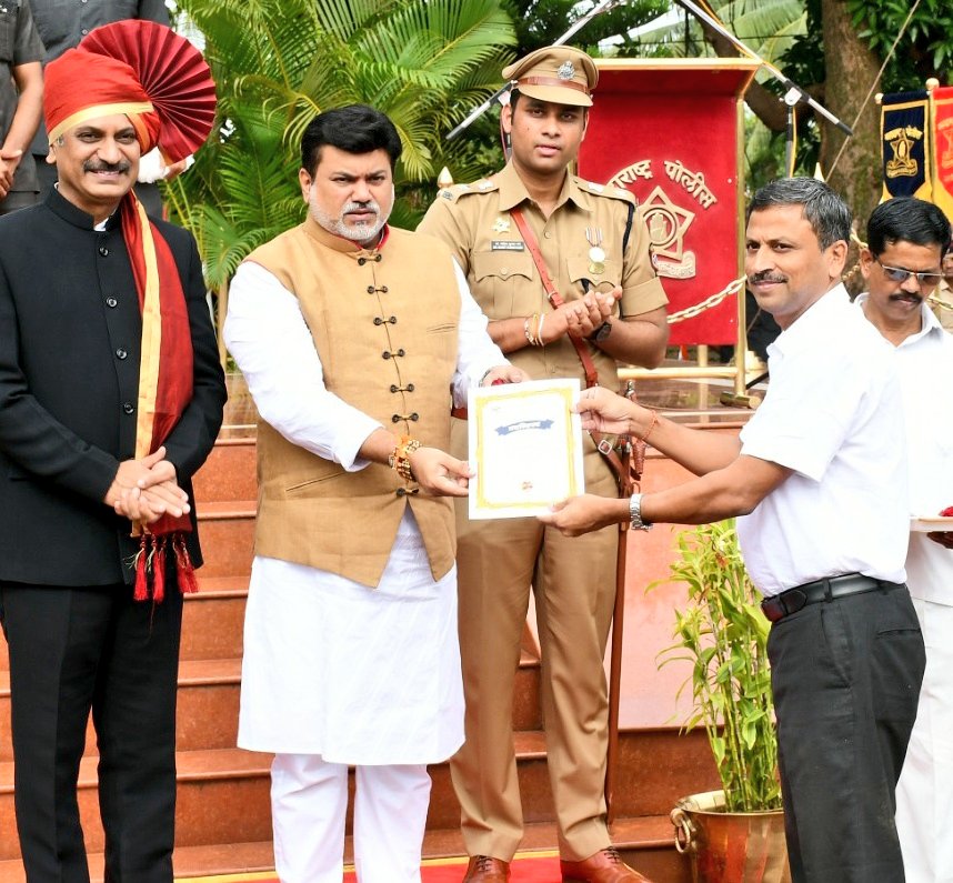 #Ratnagiri
मुख्य शासकीय ध्वजारोहणानंतर पोलिस दल तसेच इतर विभागांनी मानवंदना दिली. यावेळी इन्फीगो नेत्रालयाचे डॉ. श्रीधर ठाकूर, न्यूरोसर्जन डॉ.विजय फडके व डॉ. अश्फाक काझी यांचा त्यांच्या क्षेत्रातील कार्यासाठी विशेष गौरव उद्योग मंत्री <a href="/samant_uday/">Uday Samant</a> यांच्या हस्ते करण्यात आला.