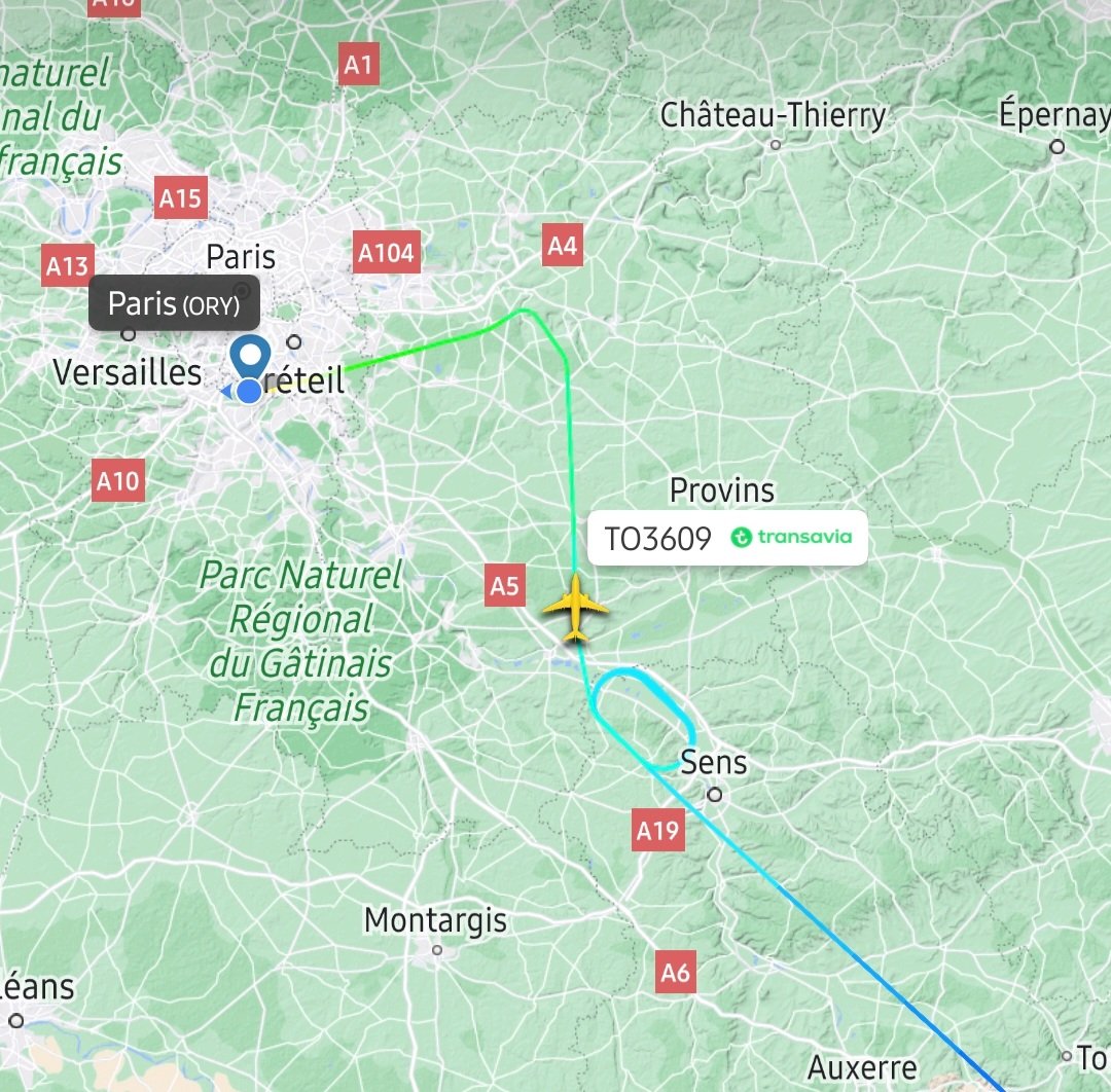 aCloudyMind's tweet photo. Cellules orageuses sur ORY et CDG ce week-end du 15 août. 
Gestion de l'attente de premier ordre par nos collègues contrôleurs, avec une communication claire et facilitante. 
Merci à elles et à eux! ✈️🙏 #ORY #ATC @ValYV88 https://t.co/uhA4VHG4dm