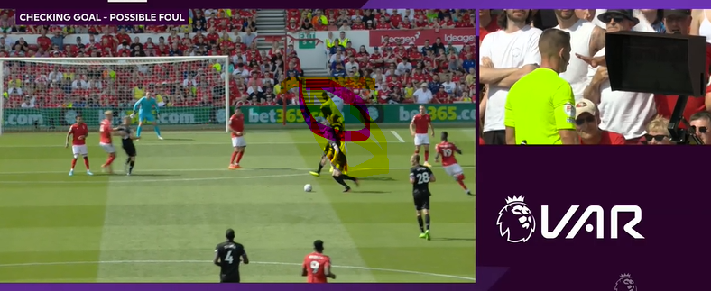 RefereeReport's tweet photo. Premier Lig'de Nottingham-West Ham maçı VAR şenliğine döndü.
45'te Benrahma'nın golü, pozisyon öncesinde Antonio'nun faulü nedeniyle iptal edildi.
53'te ofsayt nedeniyle 2.gol iptal.
62'de de bariz elle oynamayı da göremedi, penaltı.
#robertjones #NOTWHU #PremierLeague #var https://t.co/z7g2kPzb2d