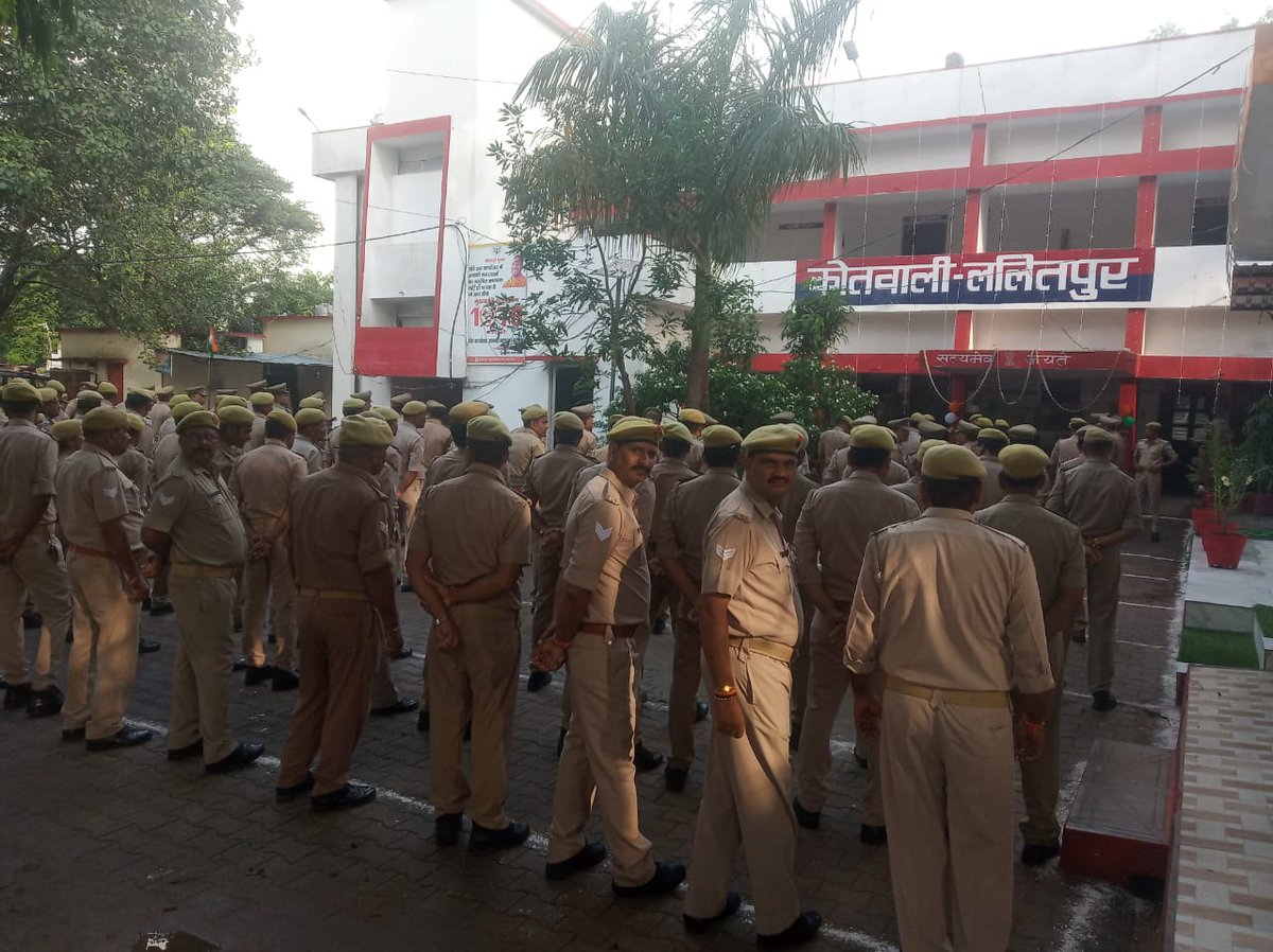 आजादी की 75 वीं वर्षगांठ के रूप में मनाया जा रहा आजादी का अमृत महोत्सव के शुभ अवसर पर थाना कोतवाली पुलिस के द्वारा ध्वजारोहण कर हर्ष उल्लास से राष्ट्रीय पर्व स्वतंत्रता दिवस मनाया गया। #UPP4AmritMahotsav