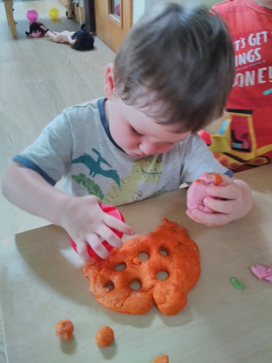 ashbridgebabies's tweet photo. This morning in Minnows we helped make play doh with our teacher, we took turns to add the ingredients and mix it together. We then explored the playdoh looking at the prints we could make using cars, sieves and cutters.
#AshbridgeNursery #BabyUnit https://t.co/oTotmlYggu