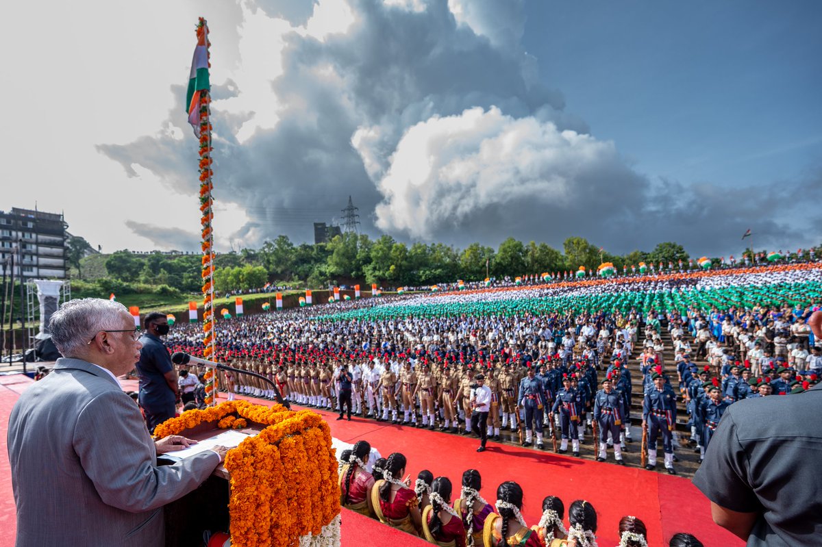 drmohanalva's tweet photo. More than 25000 students parents teachers celebrated #Alvas#karnataka#moodubidire# @akshaykumar @TheNameIsYash @hombalefilms @nimmaupendra @BeingSalmanKhan https://t.co/aIPcRBcdDh