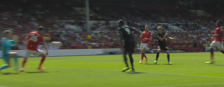 Premier Lig'de Nottingham-West Ham maçı VAR şenliğine döndü.
45'te Benrahma'nın golü, pozisyon öncesinde Antonio'nun faulü nedeniyle iptal edildi.
53'te ofsayt nedeniyle 2.gol iptal.
62'de de bariz elle oynamayı da göremedi, penaltı.
#robertjones #NOTWHU #PremierLeague #var