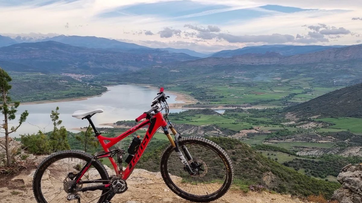 Siempre he oído hablar de la mágia de Twitter, y hoy más que nunca la necesito. Nos han robado estas 2 bicis en Sant Vicenç de Castellet (Bcn). Son de mi marido, una persona de gran corazón que no se merece esto. Ir en bici es su pasión. Porfa, ayudadnos a que llegue muy lejos.