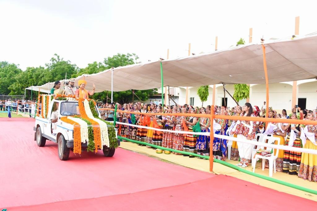 Nimaben_BJP's tweet photo. ભારત રાષ્ટ્રની આઝાદીના સુવર્ણ 75 વર્ષ વર્ષ પૂર્ણ થવાના ભાગરૂપે આજે 76માં "સ્વતંત્રતા દિવસ" નિમિત્તે અંજાર ખાતે આયોજિત જિલ્લાકક્ષાનાં ધ્વજવંદન સમારોહ ઉપસ્થિત રહી, ++ #IndependenceDay #india #IndiaAt75 https://t.co/HpaXbleOza
