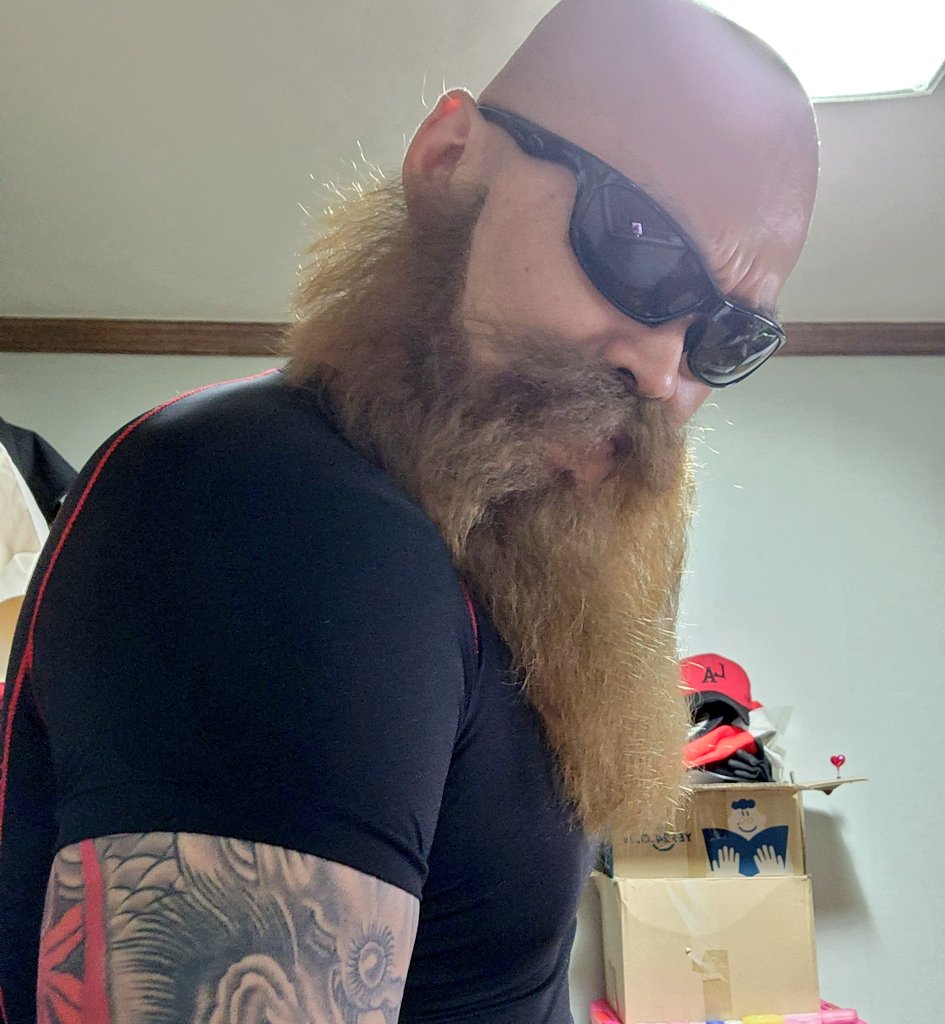 #NewProfilePic
😏                                   😎