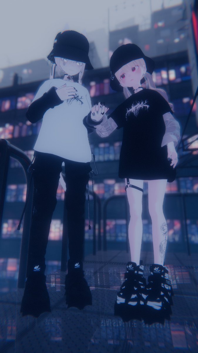 Kousa_VR's tweet photo. 電脳屋 Shoes PUNIUNI TIP &amp; ALTGARAGE TrainerShirt
をテーマにしたストリートコーディネート。
Ozenさん制作のワールド Freeze の雰囲気も相まって、電脳世界で大人になりきれない若者たちのようなポートレートの撮影ができました。

#VRChat #vrchatphotography https://t.co/OyP863ymL0