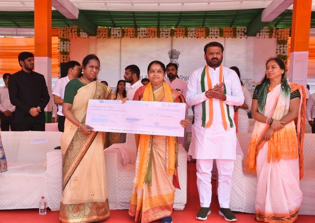 Nimaben_BJP's tweet photo. હૃદયમાં દેશભક્તિના સર્વોચ્ય ભાવ સાથે ધ્વજને વંદન તેમજ મા ભારતીની આઝાદી માટે શહીદ થયેલા અમર બલિદાનનીઓની શહાદતને સ્મરણ કરી.+
#IndependenceDay #india #IndiaAt75 https://t.co/ANUwpGuLvo