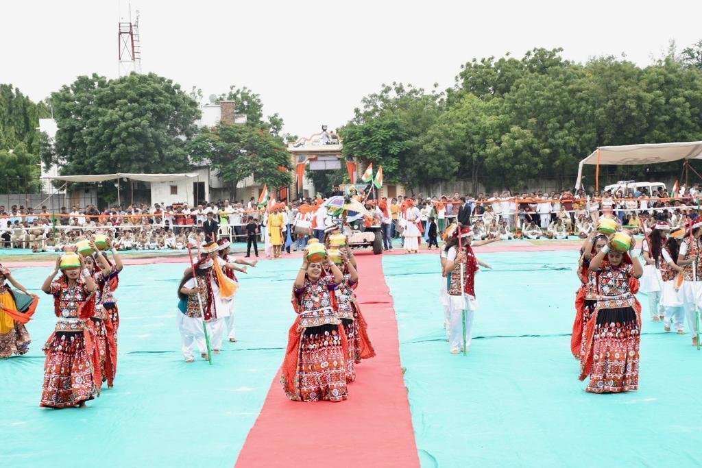 Nimaben_BJP's tweet photo. હૃદયમાં દેશભક્તિના સર્વોચ્ય ભાવ સાથે ધ્વજને વંદન તેમજ મા ભારતીની આઝાદી માટે શહીદ થયેલા અમર બલિદાનનીઓની શહાદતને સ્મરણ કરી.+
#IndependenceDay #india #IndiaAt75 https://t.co/ANUwpGuLvo