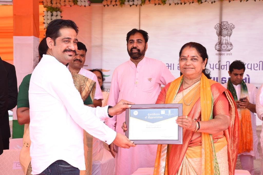 Nimaben_BJP's tweet photo. હૃદયમાં દેશભક્તિના સર્વોચ્ય ભાવ સાથે ધ્વજને વંદન તેમજ મા ભારતીની આઝાદી માટે શહીદ થયેલા અમર બલિદાનનીઓની શહાદતને સ્મરણ કરી.+
#IndependenceDay #india #IndiaAt75 https://t.co/ANUwpGuLvo