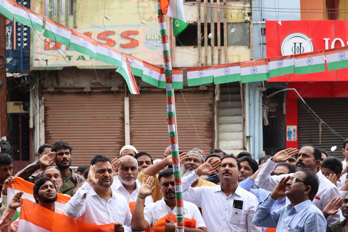 INCWgl25thDiv's tweet photo. Today Our 25th Division Congress President @Mohd_Sajid_INC Ji have attend the flag host place at Mandi bazar in our division 25th.our division members also came in this #IndependenceDay flag host. 
#JaiCongress 
@revanth_anumula @INCTelangana 
@iamkondasurekha @KMuraliSurekha https://t.co/g4ZTaSlNSO