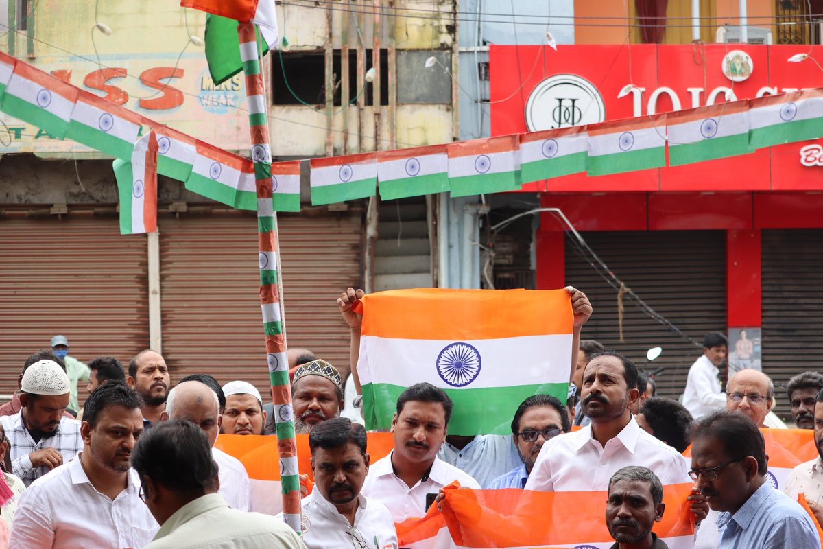 INCWgl25thDiv's tweet photo. Today Our 25th Division Congress President @Mohd_Sajid_INC Ji have attend the flag host place at Mandi bazar in our division 25th.our division members also came in this #IndependenceDay flag host. 
#JaiCongress 
@revanth_anumula @INCTelangana 
@iamkondasurekha @KMuraliSurekha https://t.co/g4ZTaSlNSO