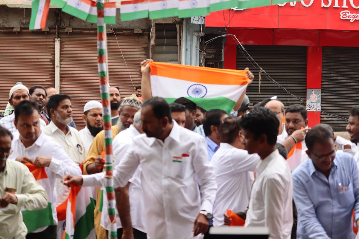 INCWgl25thDiv's tweet photo. Today Our 25th Division Congress President @Mohd_Sajid_INC Ji have attend the flag host place at Mandi bazar in our division 25th.our division members also came in this #IndependenceDay flag host. 
#JaiCongress 
@revanth_anumula @INCTelangana 
@iamkondasurekha @KMuraliSurekha https://t.co/g4ZTaSlNSO