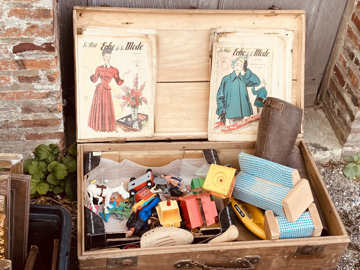 15. August:
Im Dorf findet heuer wieder der Flohmarkt statt. Ich stöbere gern in alten Dingen. 

Um zwei Euro gab es u.a. Grüße aus Wien.

Guten Wochenbeginn,
Bon début de semaine.