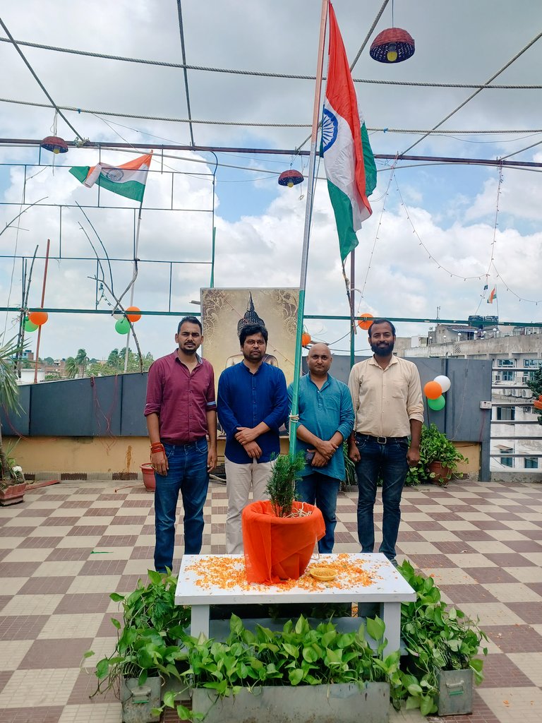 Anandfilotimo's tweet photo. Celebreating Independence day with @yuvahallabol president @AnupamConnects national secretary @prashant_kamal1 and @PurenderKumar 
#IndiaAt75 #IndependenceDay #IndependenceDay2022 #Indianflag #IndianArmy #India #saheed #JaiHindJaiBharat #JaiHind #Celebration https://t.co/QVfMj3KmsZ