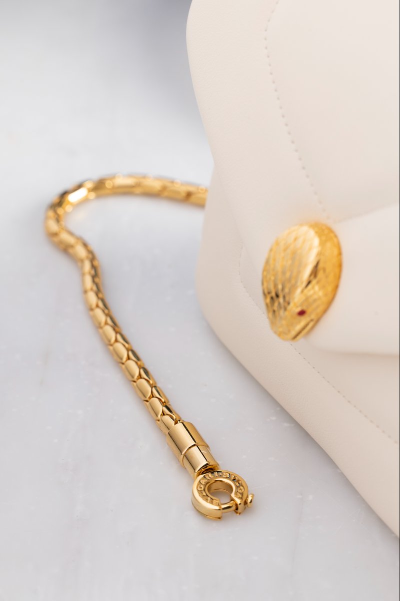 Bulgariofficial's tweet photo. Inspired by the icon’s allure, #Bulgari’s creates the #Serpenti Reverse bag's ultra-soft contours, while the emblem’s jewelry heritage gives rise to the Cobra chain and snakehead closure. https://t.co/z4EDqQGw7B #BulgariAccessories #Craftmanship #Serpenti #MadeInEden #FW22 https://t.co/vCkajDdiGt
