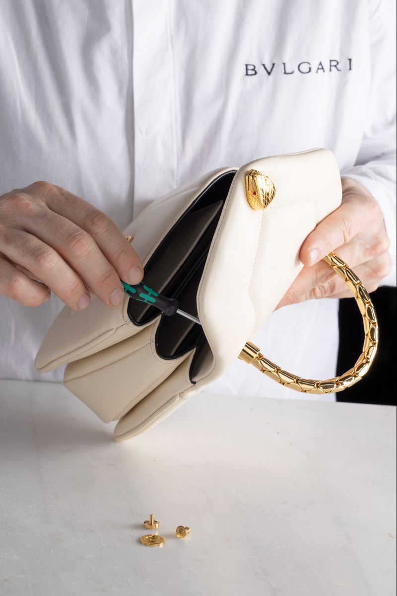Bulgariofficial's tweet photo. Inspired by the icon’s allure, #Bulgari’s creates the #Serpenti Reverse bag's ultra-soft contours, while the emblem’s jewelry heritage gives rise to the Cobra chain and snakehead closure. https://t.co/z4EDqQGw7B #BulgariAccessories #Craftmanship #Serpenti #MadeInEden #FW22 https://t.co/vCkajDdiGt
