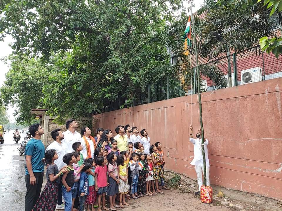 AbvpAnc's tweet photo. ABVP द्वारा आयोजित अभियान " एक गाँव-एक तिरंगा " के तहत आज 15 अगस्त स्वतंत्रता दिवस "आजादी का अमृत महोत्सव " के अवसर ABVP, ए. एन. काॅलेज इकाई के द्वारा राजवंशी नगर, स्लम बस्ती में झंडोत्तोलन का आयोजन किया गया। 
#ABVPANC #IndependenceDay https://t.co/94N8HCLPGU
