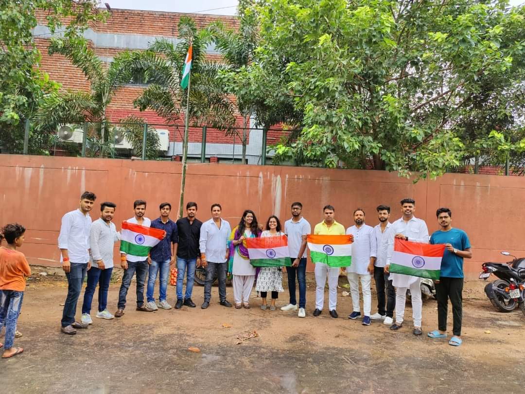 AbvpAnc's tweet photo. ABVP द्वारा आयोजित अभियान " एक गाँव-एक तिरंगा " के तहत आज 15 अगस्त स्वतंत्रता दिवस "आजादी का अमृत महोत्सव " के अवसर ABVP, ए. एन. काॅलेज इकाई के द्वारा राजवंशी नगर, स्लम बस्ती में झंडोत्तोलन का आयोजन किया गया। 
#ABVPANC #IndependenceDay https://t.co/94N8HCLPGU