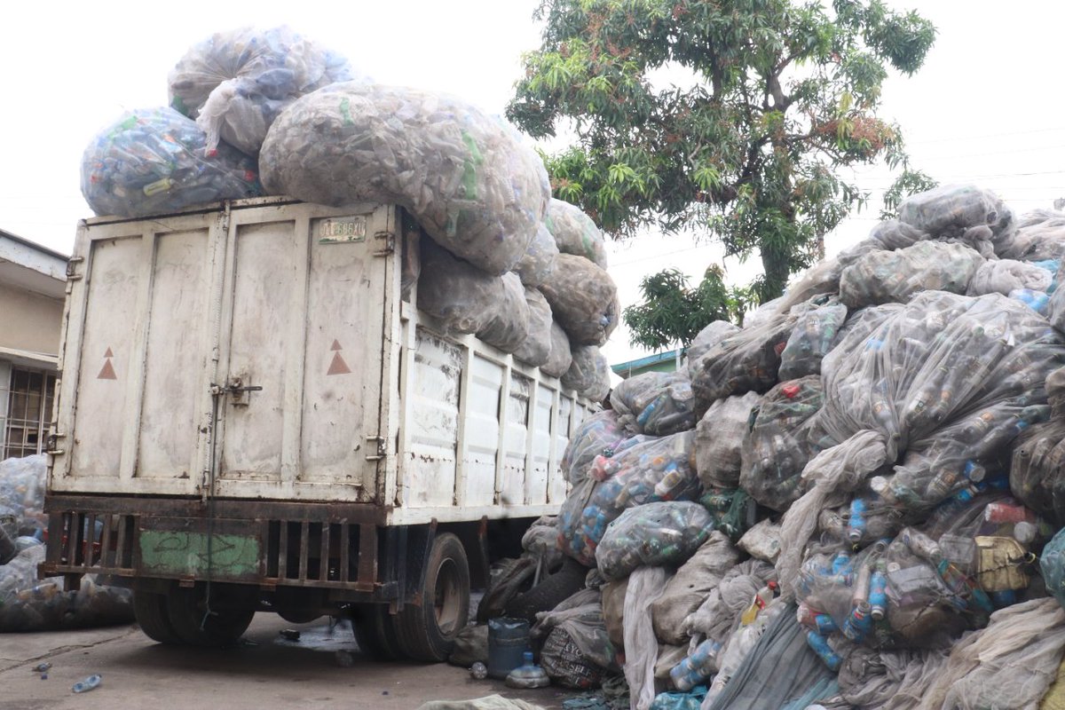 mondo4africa's tweet photo. This image of our factory sums up our daily work to eradicate plastic pollution from the streets of Nigeria ♻️

Having crossed the 500 tons, we are looking to break the 1000 tn barrier 🤯

#nothingtobewasted  #plasticpollution #zerowaste #climatechange #saveourplanet https://t.co/yG5i1wpEU8