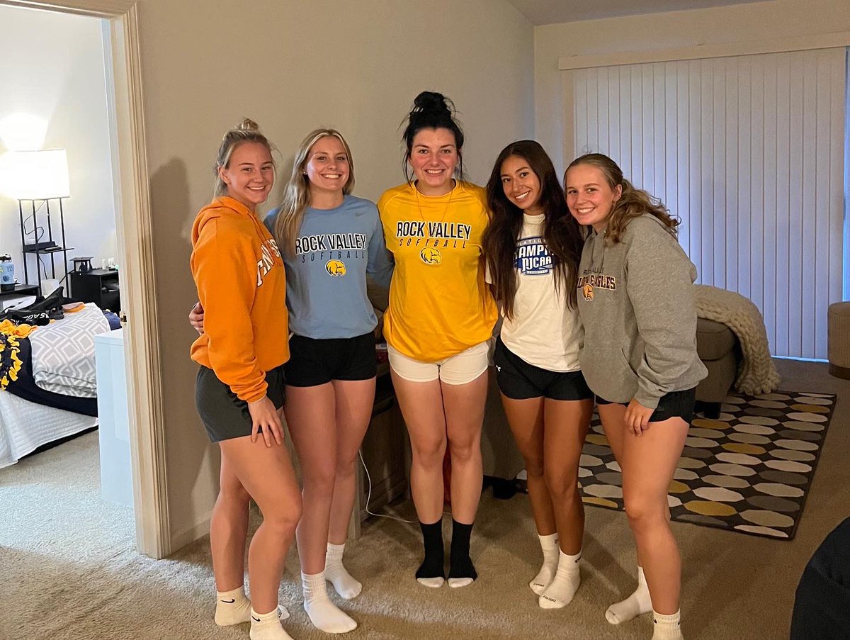 RVC_Softball's tweet photo. WE’RE BACK 🥎
-Move in Weekend ✔️
-First Team Meeting ✔️
#RvcSoftball🦅 https://t.co/3ELcPAaUbZ