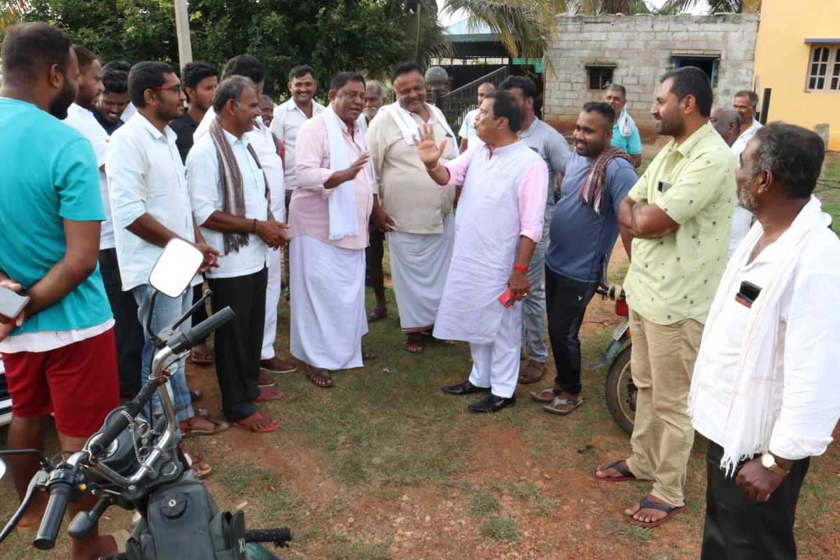 LRSMandyaExMP's tweet photo. ಬೆಳ್ಳೂರು ಹೋಬಳಿಯ ಅಜ್ಜನಪಾಳ್ಯ ಗ್ರಾಮದ ಸಣ್ಣಮರಿ ಅವರನ್ನು  ಭೇಟಿ ಮಾಡಿ ಮಾತನಾಡಿದ ಸಂದರ್ಭ...
#LRShivaramegowda #lschethangowda #LRS #nagamangala #mandya #belluru https://t.co/o6JExpH19s