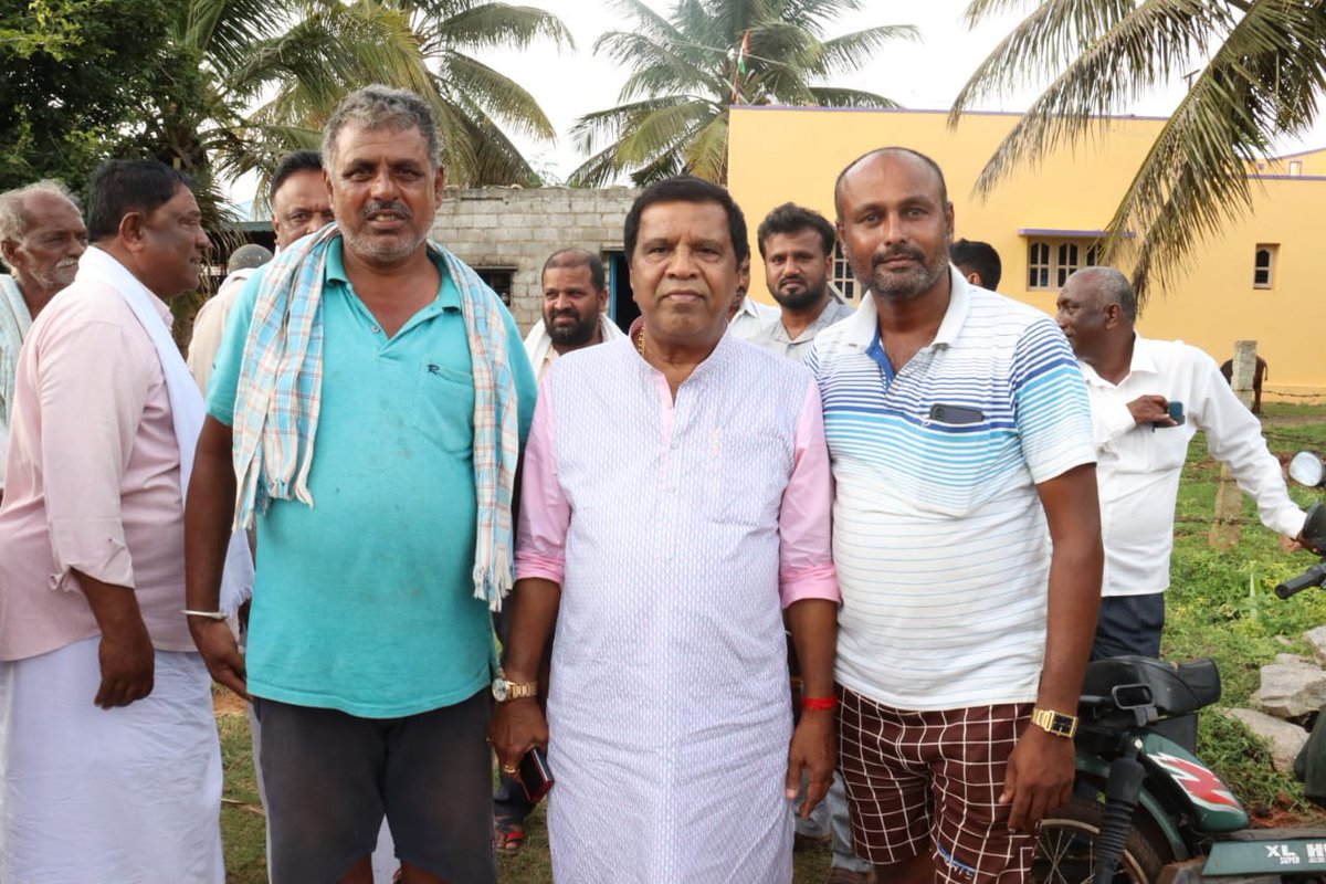LRSMandyaExMP's tweet photo. ಬೆಳ್ಳೂರು ಹೋಬಳಿಯ ಅಜ್ಜನಪಾಳ್ಯ ಗ್ರಾಮದ ಸಣ್ಣಮರಿ ಅವರನ್ನು  ಭೇಟಿ ಮಾಡಿ ಮಾತನಾಡಿದ ಸಂದರ್ಭ...
#LRShivaramegowda #lschethangowda #LRS #nagamangala #mandya #belluru https://t.co/o6JExpH19s