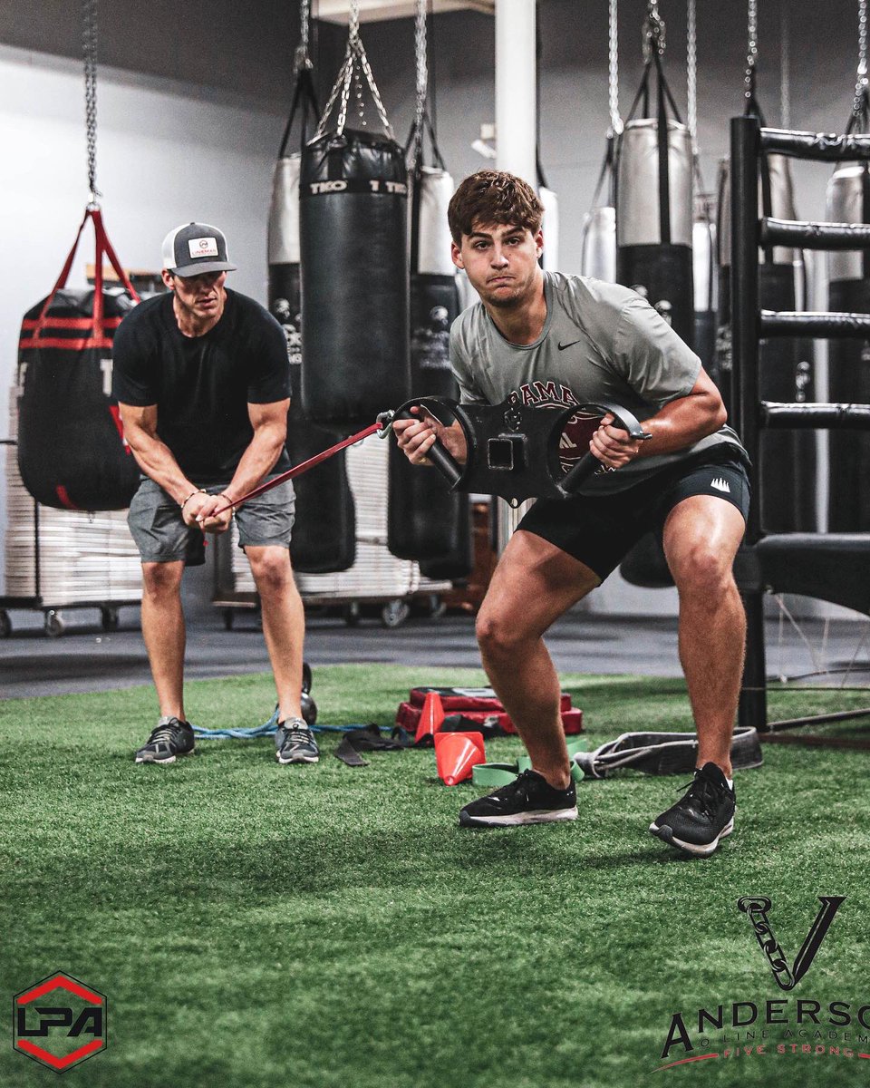 FiveStrongOLine's tweet photo. University of Alabama Tight end @JaxPorter22 working on his craft! 🔥
#FiveStrong #RollTide @LPAStrength https://t.co/BmXKWyBXS9