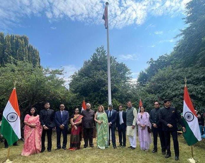 Satishmahanaup's tweet photo. राष्ट्रभक्ति के रंग में रंग जाएं
चलो हर घर तिरंगा फहराएं

 राष्ट्रध्वज लहराकर बढ़ाएं देश का मान

76वें स्वतंत्रता दिवस के अवसर पर डेनमार्क की राजधानी कोपेन हेगन में प्रवासी भारतीयों के साथ ध्वजारोहण कर स्वतंत्रता दिवस मनाया।
#MeriJaanTirangaHai
#आओ_हर_घर_तिरंगा_फहराएं https://t.co/Ck2E5NAUtw