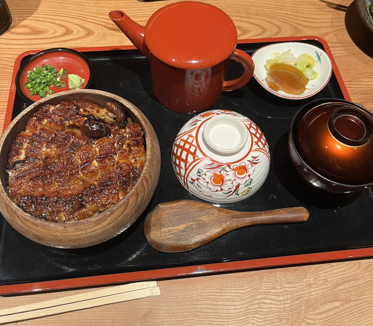 anihcim's tweet photo. 愛知から内幸町のokuroji にも出店した「うな富士」。私は関東風の蒸したうなぎに親しんでいるけど、関西風の鰻も美味しかった。青うなぎって大きい。薬味や出汁で味変してペロリ。

#うな富士
 #関西風鰻 
#okuroji 
#鰻美味しい
#青うなき https://t.co/HFN5dEGyXD