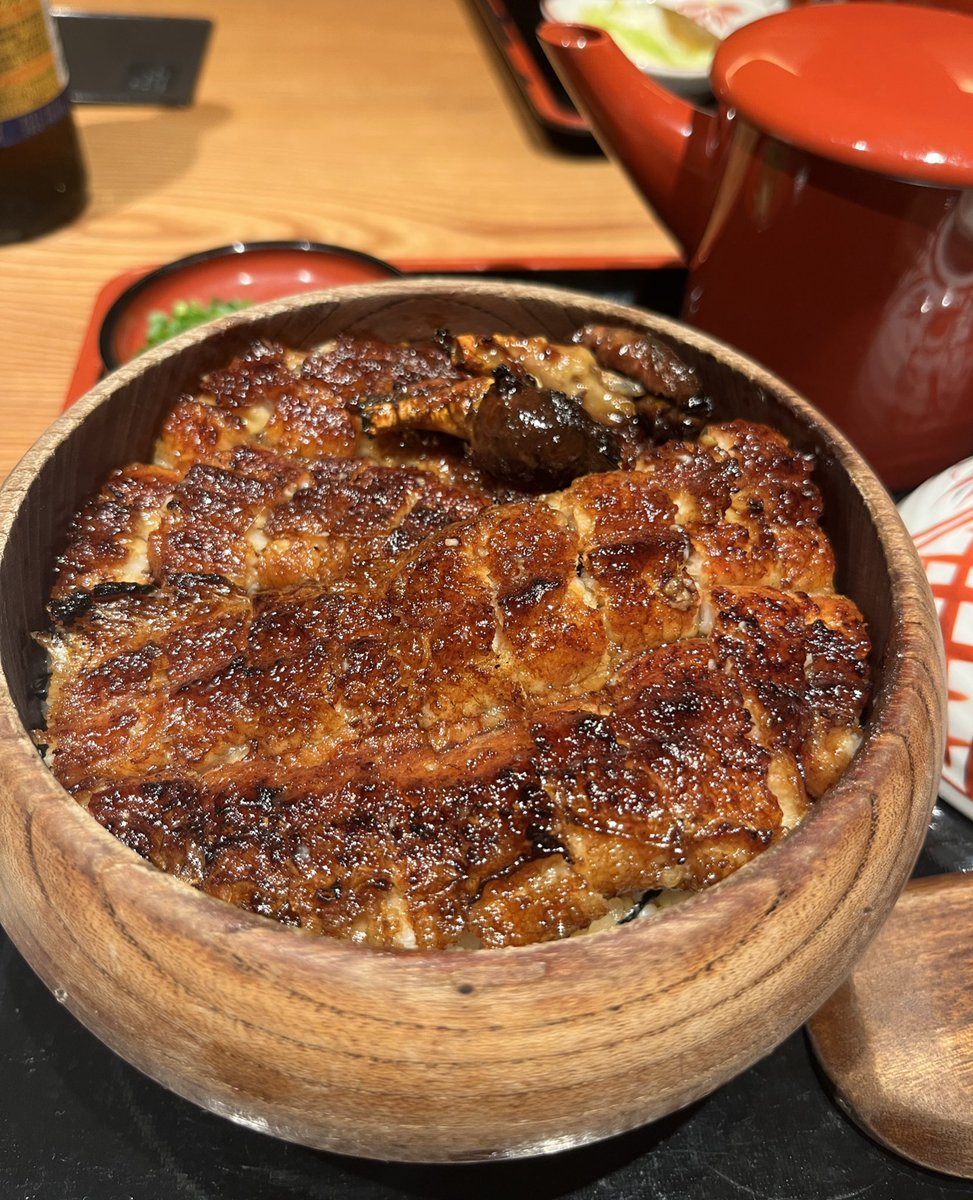anihcim's tweet photo. 愛知から内幸町のokuroji にも出店した「うな富士」。私は関東風の蒸したうなぎに親しんでいるけど、関西風の鰻も美味しかった。青うなぎって大きい。薬味や出汁で味変してペロリ。

#うな富士
 #関西風鰻 
#okuroji 
#鰻美味しい
#青うなき https://t.co/HFN5dEGyXD