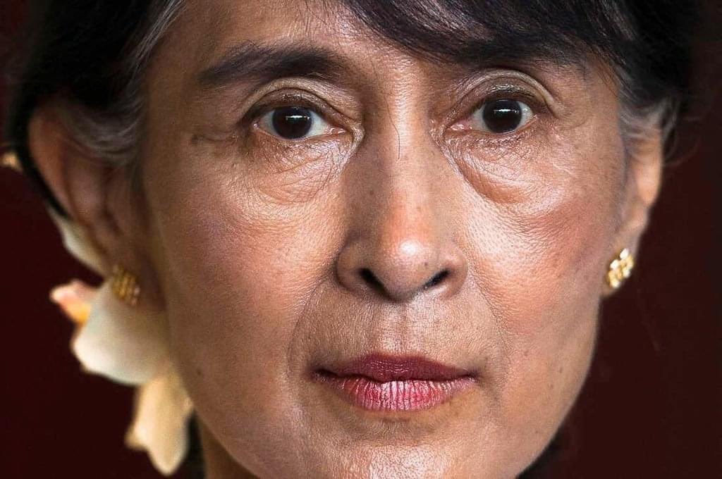 Khithitofficial's tweet photo. နိုင်ငံတော်၏ အတိုင်ပင်ခံပုဂ္ဂိုလ် ၊ လူထုခေါင်းဆောင် ဒေါ်အောင်ဆန်းစုကြည်ကို အကြမ်းဖက်စစ်ကောင်စီက ထောင်ဒဏ် ၆ နှစ်ထပ်မံချမှတ်၊ စုစုပေါင်းထောင်ဒဏ် ၁၇ နှစ်အထိရှိလာ
Read more-> https://t.co/OPI5pXs73l https://t.co/8qYqFNjq0Z