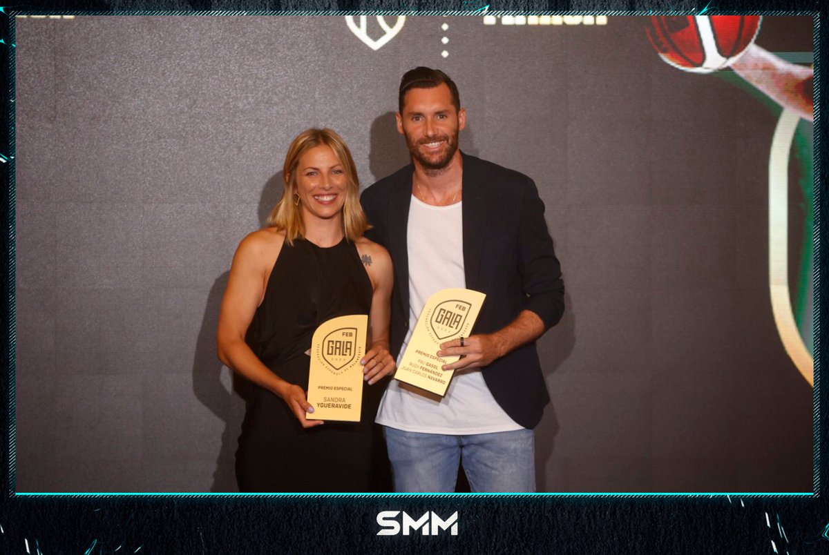 sportmediam's tweet photo. 🎫 @sygueravide13 fue una de las premiadas en la III Gala del Baloncesto Español con @marca.

🏀 Se reconoció el talento y la entrega de una deportista que ha cambiado la historia del #FIBA3x3W.

🏆 Es todo un orgullo poder caminar a su lado. #SMMTeam https://t.co/scpYTG2wvT