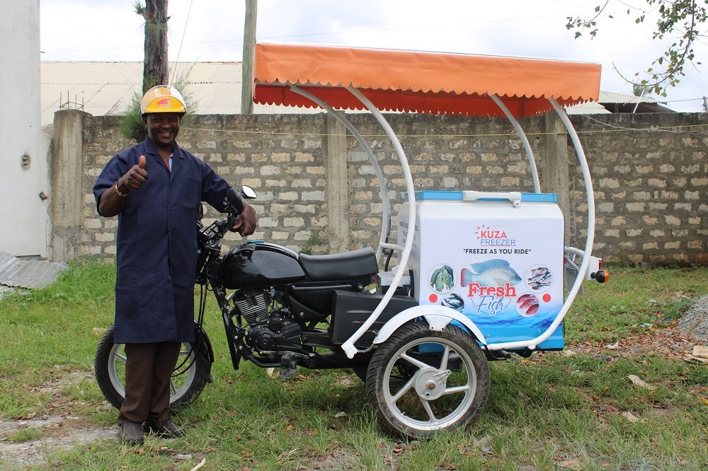gakuo_purity's tweet photo. This #kuzafreezer trike has as a capacity of 100L solar freezer,an inbuilt solar battery and 300W solar panel mounted on top,providing a shade to the rider and charging the battery as you ride to facilitates the fresh deliveries to the market.#foodsecurity @kuzafreezer https://t.co/EC2qryJpI5