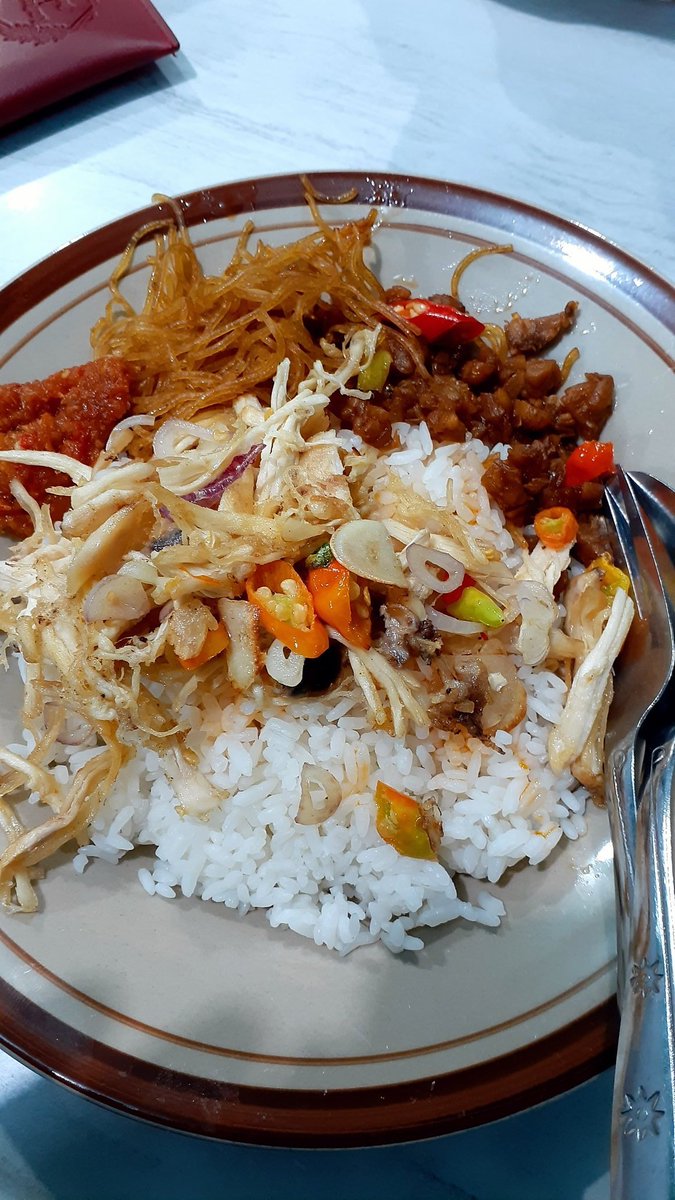 fauuuzzz's tweet photo. ✨Rekomendasi makanan, minuman, dan jajanan di sekitar Tembalang dan Banyumanik buat mahasiswa!!✨

A thread— https://t.co/7rzv0ldjbL