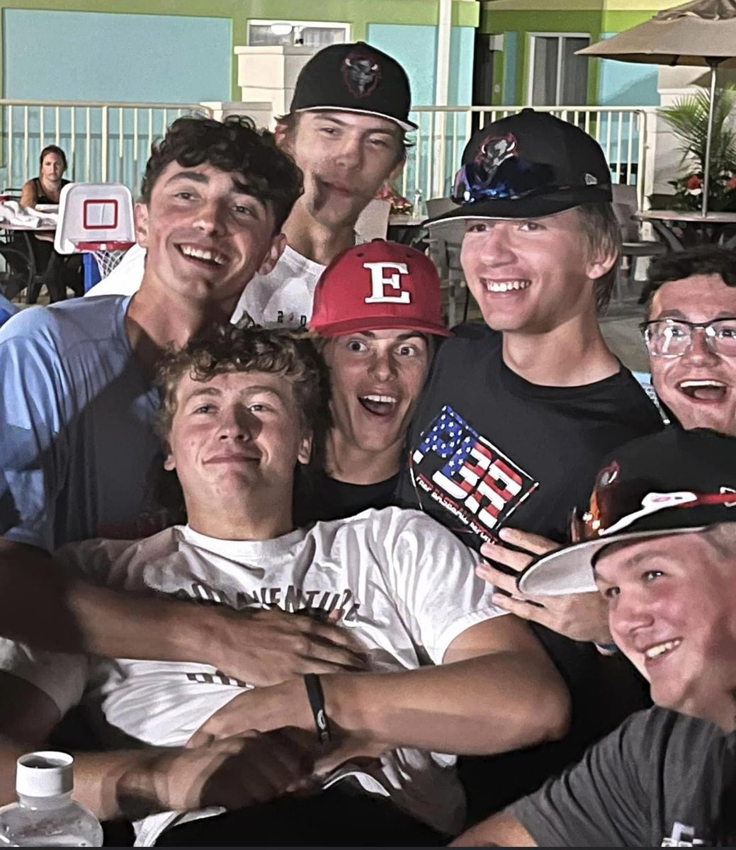 BarrConst's tweet photo. 2022 Buffalo Elite • 3 Tournaments this season 🏆🏆🏆 Such a great year, so very proud of these boys!!⚾️ https://t.co/uuvK1FaBtQ