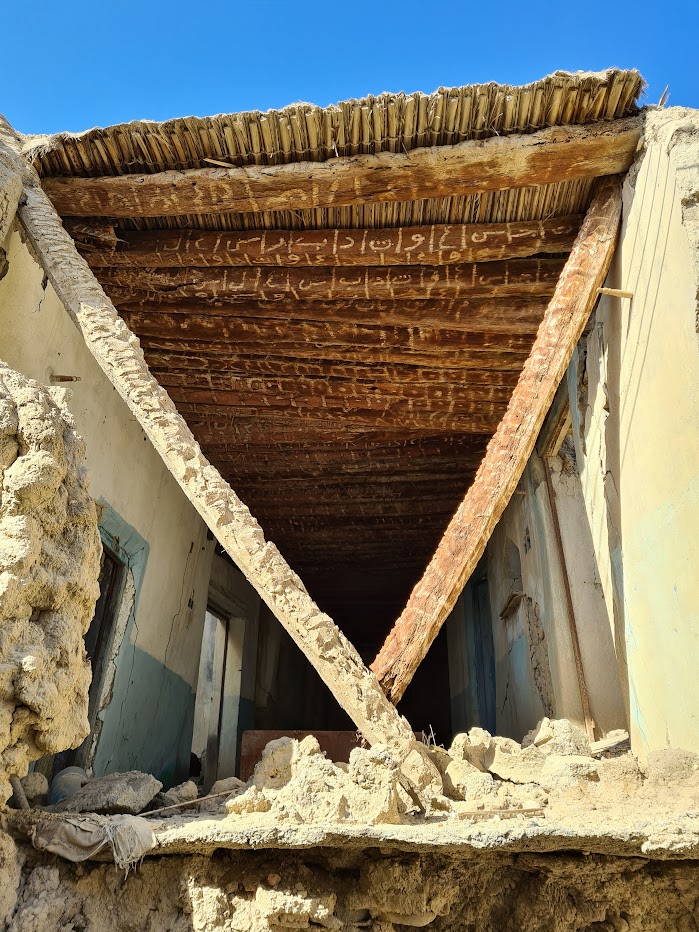 IriniBiezeveld's tweet photo. The remains of the #mudbrick village at #Fanja in #Oman are beautifully located at the foot of the Hajar mountains, which provides a fantastic view after a little climb. The village itself is also worth a look with its decorated walls and carved ceiling beams!
#MudbrickMonday https://t.co/K8Uhb7OJXM