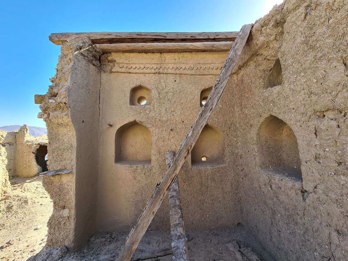 IriniBiezeveld's tweet photo. The remains of the #mudbrick village at #Fanja in #Oman are beautifully located at the foot of the Hajar mountains, which provides a fantastic view after a little climb. The village itself is also worth a look with its decorated walls and carved ceiling beams!
#MudbrickMonday https://t.co/K8Uhb7OJXM