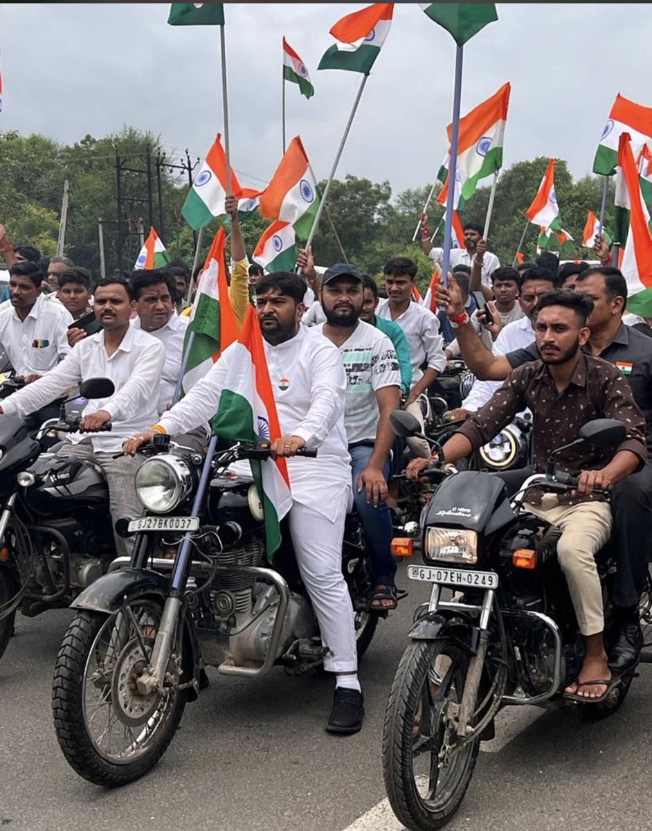 RajendrazalaBJP's tweet photo. #independenceday2022
#AzadiKaAmritMahotsav
*આજ રોજ 76 માં સ્વતંત્ર પર્વ નિમિત્તે મારા વતન છીપડી ખાતે ગ્રામ પંચાયત દ્વારા ભવ્ય તિરંગા યાત્રા યોજાઈ…
* મેરા ભારત મહાન*🇮🇳
#devusinh
#bjym4india
#rajendrasinhzala
#BJYMGUJARAT
#CRPatil https://t.co/keubN2qNq7