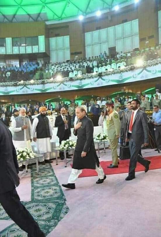Z_fri000's tweet photo. ہم فرزند مولانا فضل الرحمان مولانا اسد محمود کو پہلی بار اتنے قریب سے مجرہ دیکھنے پر مبارکباد پیش کرتے ہیں اور لعنت بہجتے ہیں 
@hinaparvezbutt
👇👇😊 https://t.co/PTFzF4C9At