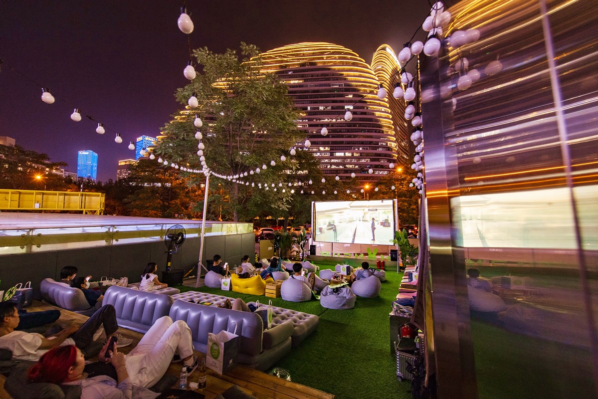 AmazingChaoyang's tweet photo. 🌟✨Night-time bazaars are a must-go for family fun amid the late summer in #Chaoyang's landmark #Wangjing Soho!
😎Featuring delicious midnight snacks & drinks, outdoor movies, fun games and many more, the bazaar makes the district as vibrant as ever! 🕺💃Come and check it out! https://t.co/t0UFJaC2FD