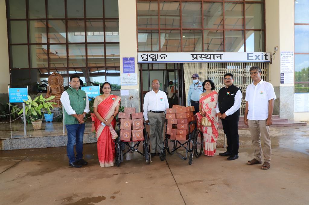 On the occasion of 76th #IndependenceDay &amp; as part of #AKAM, NALCO distributed food packets to the indoor patients of AIIMS, Bhubaneswar. The service project was led by <a href="/CMDNALCO/">CMD-NALCO</a> Shri Sridhar Patra &amp; Smt. Sasmita Patra, President, NALCO Mahila Samiti. <a href="/AmritMahotsav/">Amrit Mahotsav</a> <a href="/JoshiPralhad/">Pralhad Joshi</a>