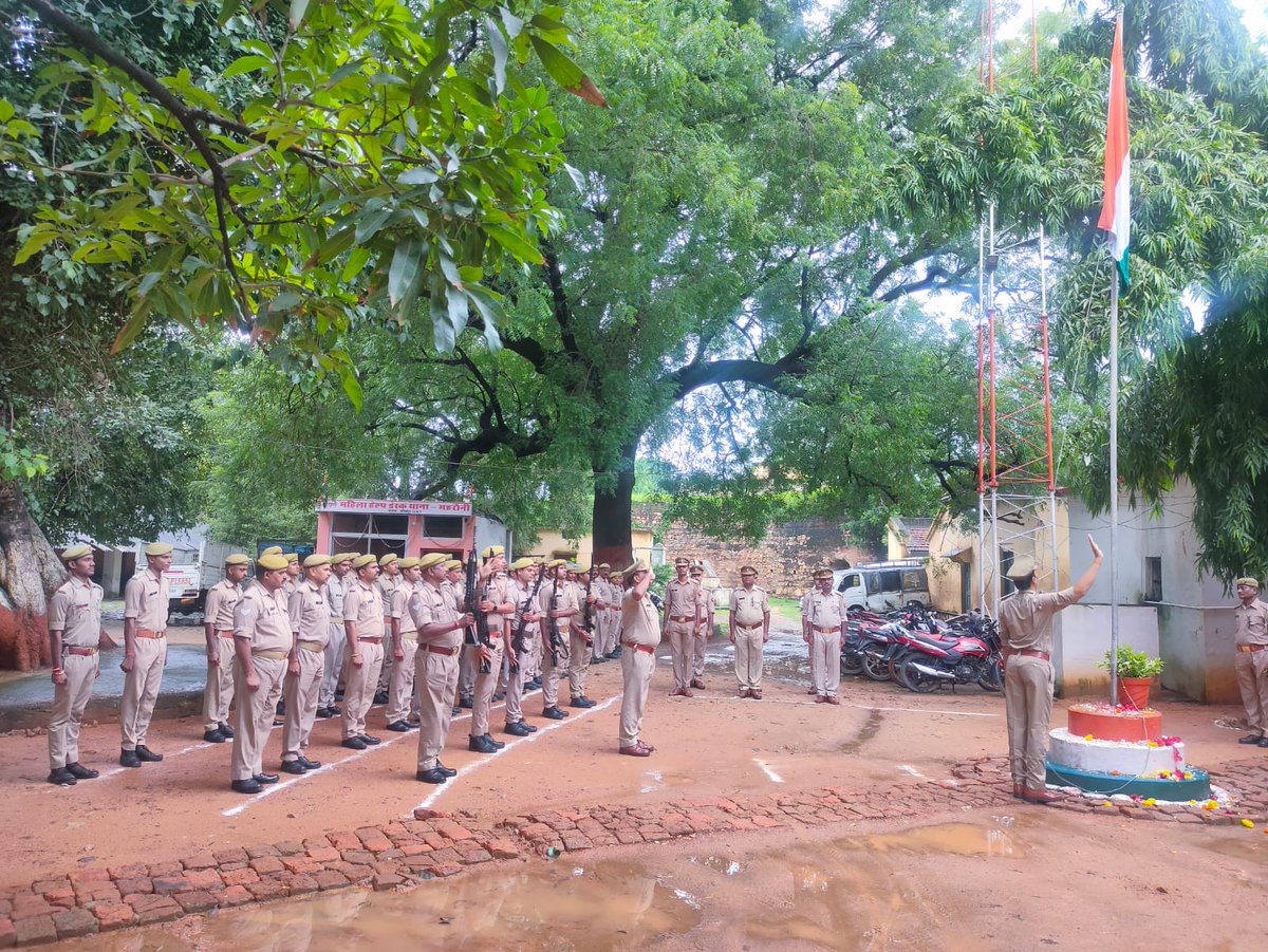 आजादी की 75 वीं वर्षगांठ के रूप में मनाया जा रहा आजादी का  अमृत महोत्सव के शुभ अवसर पर थाना महरौनी पुलिस के द्वारा ध्वजारोहण कर हर्ष उल्लास से राष्ट्रीय पर्व स्वतंत्रता दिवस मनाया गया। #UPP4AmritMahotsav