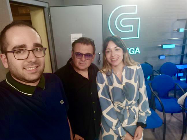 Os ointes do programa Fran de 22 anos e María de 21, visitaronnos no programa #pensandoenti da #radiogalega. 🎼🎙📻