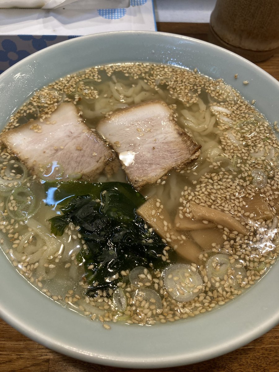 suzuniku's tweet photo. 福島と言えば❗️
…ラーメン🍜（笑）

ということで、丸信ラーメンさんへ😆
醤油が有名ですが、塩も美味しいです✨

#福島ラーメン #丸信ラーメン #福島駅前 #塩ラーメン ＃スープがキレイ https://t.co/foKblAVWsh