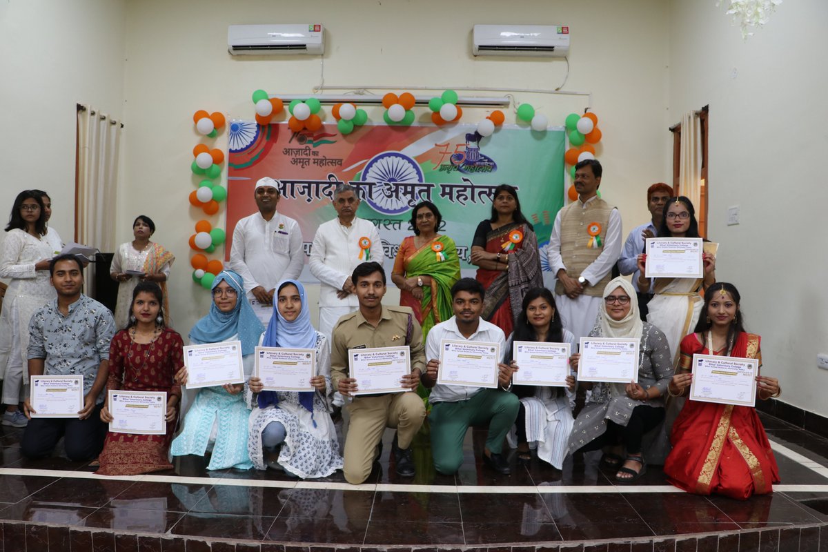 स्वतंत्रता दिवस पर अपने-अपने विभागों और कार्यों में उत्कृष्ट करने वाले शिक्षकों, कर्मचारियों व कल्चरल और लिटरेरी फेस्ट के विजेताओं को अतिथियों द्वारा पुरस्कृत किया गया।