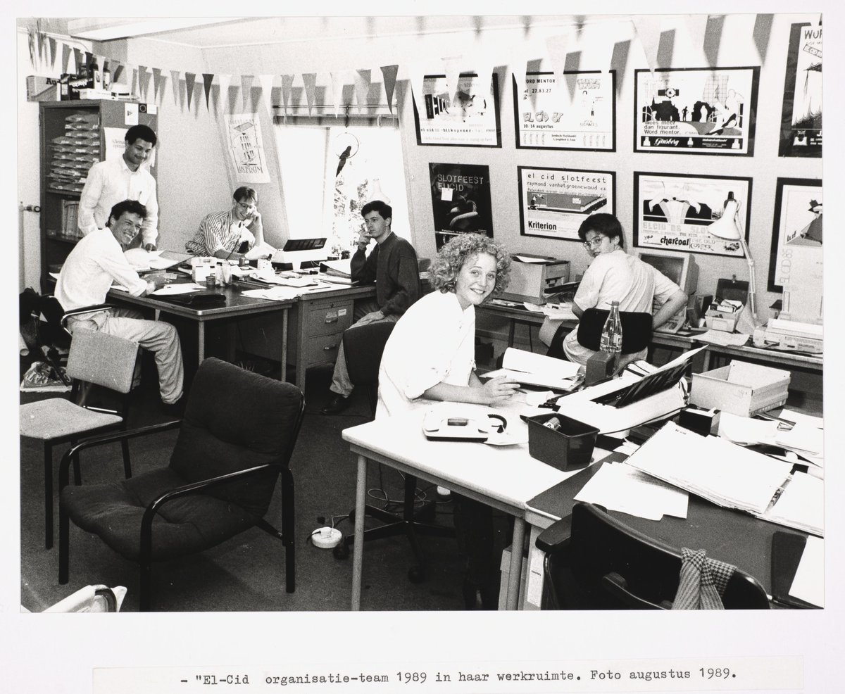 📢 Vandaag begint de #ElCid, de introductieweek voor eerstejaarsstudenten in Leiden. Een passend kiekje uit ons archief: het organisatieteam van de EL CID in 1989, in haar kantoor aan de Kaiserstraat. <a href="/ErfgoedLeiden/">Erfgoed Leiden e.o.</a> wenst het team ook nu veel succes met de verdere organisatie! 😀